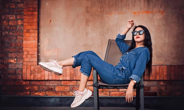 'Nữ hoàng ảnh nóng' Đinh Y Nhung-vợ Trung tá Tuất 'Bão ngầm': Tuổi 43 đặc biệt chuộng áo phông, denim cực 'hack tuổi' - Ảnh 9. 'Nữ hoàng ảnh nóng' Đinh Y Nhung-vợ Trung tá Tuất 'Bão ngầm': Tuổi 43 đặc biệt chuộng áo phông, denim cực 'hack tuổi' - Ảnh 9.