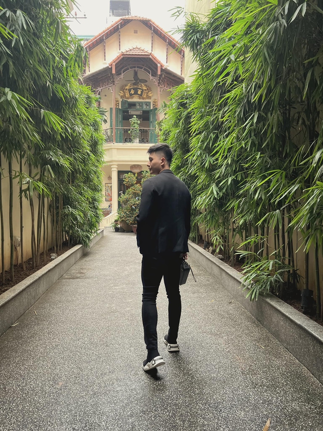 Bê nguyên style 'nghiêm túc' từ đời thực đến 'Thương ngày nắng về 2' của Lâm Bảo Châu - tình trẻ Lệ Quyên - Ảnh 5. Bê nguyên style 'nghiêm túc' từ đời thực đến 'Thương ngày nắng về 2' của Lâm Bảo Châu - tình trẻ Lệ Quyên - Ảnh 5.