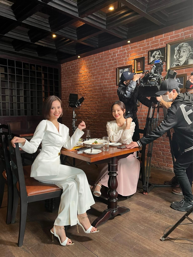 Style công sở của Huyền Lizzie 'Thương ngày nắng về 2' chỉn chu, đầy màu sắc 'ăn đứt' phần 1 - Ảnh 5. Style công sở của Huyền Lizzie 'Thương ngày nắng về 2' chỉn chu, đầy màu sắc 'ăn đứt' phần 1 - Ảnh 5.