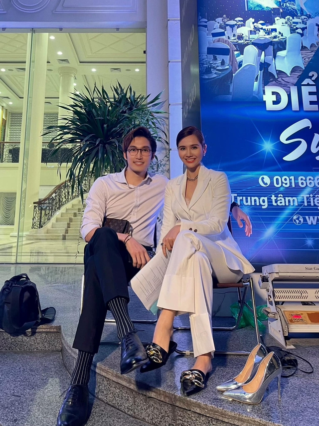 Style công sở của Huyền Lizzie 'Thương ngày nắng về 2' chỉn chu, đầy màu sắc 'ăn đứt' phần 1 - Ảnh 7. Style công sở của Huyền Lizzie 'Thương ngày nắng về 2' chỉn chu, đầy màu sắc 'ăn đứt' phần 1 - Ảnh 7.