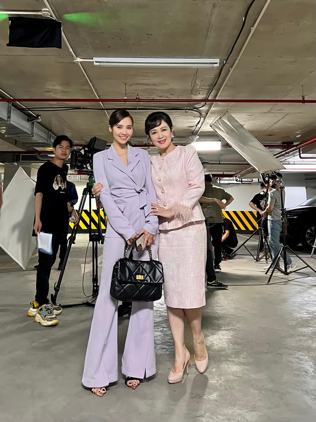 Style công sở của Huyền Lizzie 'Thương ngày nắng về 2' chỉn chu, đầy màu sắc 'ăn đứt' phần 1 - Ảnh 6. Style công sở của Huyền Lizzie 'Thương ngày nắng về 2' chỉn chu, đầy màu sắc 'ăn đứt' phần 1 - Ảnh 6.