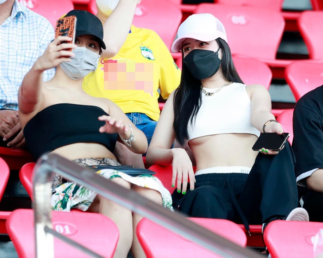SEA Games vào mùa, dàn gái xinh có người mặc cả bikini khoe hình thể đi cổ vũ - Ảnh 1. SEA Games vào mùa, dàn gái xinh có người mặc cả bikini khoe hình thể đi cổ vũ - Ảnh 1.