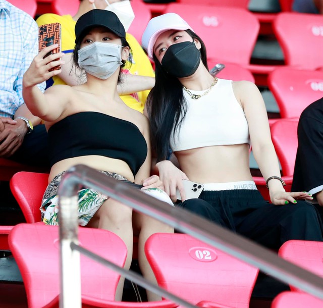 SEA Games vào mùa, dàn gái xinh có người mặc cả bikini khoe hình thể đi cổ vũ - Ảnh 2. SEA Games vào mùa, dàn gái xinh có người mặc cả bikini khoe hình thể đi cổ vũ - Ảnh 2.