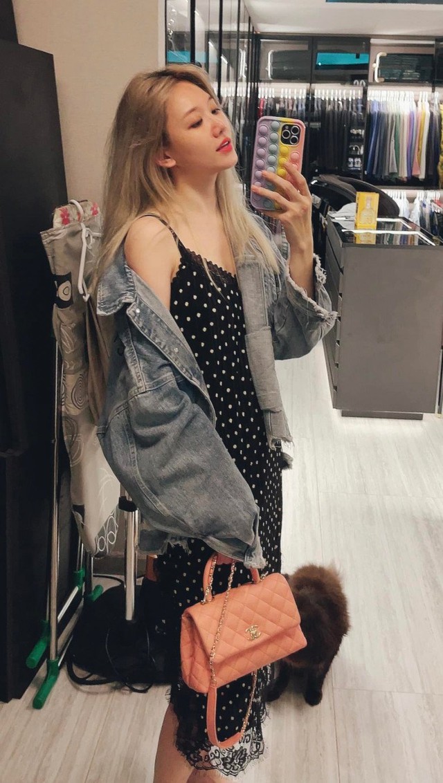 Sửa soạn ra phố, Hari Won chọn cho mình bộ váy hai dây chấm bi đen, phối cùng denim jacket đơn giản. Chốt hạ bộ cánh là chiếc túi hiệu Chanel mang sắc hồng được giọng ca "Hương đêm bay xa" rất mực yêu thích. Sửa soạn ra phố, Hari Won chọn cho mình bộ váy hai dây chấm bi đen, phối cùng denim jacket đơn giản. Chốt hạ bộ cánh là chiếc túi hiệu Chanel mang sắc hồng được giọng ca "Hương đêm bay xa" rất mực yêu thích.