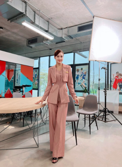 Style công sở của Huyền Lizzie 'Thương ngày nắng về 2' chỉn chu, đầy màu sắc 'ăn đứt' phần 1 - Ảnh 3. Style công sở của Huyền Lizzie 'Thương ngày nắng về 2' chỉn chu, đầy màu sắc 'ăn đứt' phần 1 - Ảnh 3.