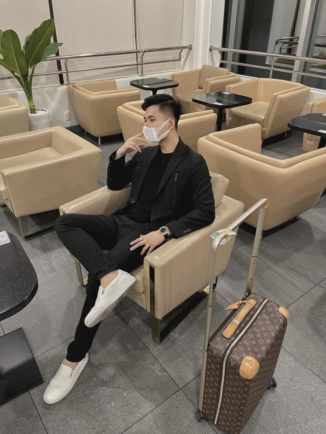 Bê nguyên style 'nghiêm túc' từ đời thực đến 'Thương ngày nắng về 2' của Lâm Bảo Châu - tình trẻ Lệ Quyên - Ảnh 8. Bê nguyên style 'nghiêm túc' từ đời thực đến 'Thương ngày nắng về 2' của Lâm Bảo Châu - tình trẻ Lệ Quyên - Ảnh 8.