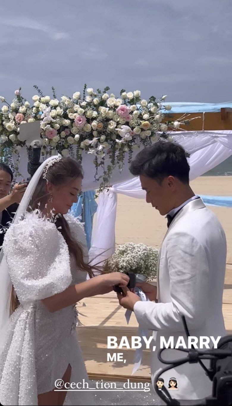 Cận cảnh váy cưới siêu ngắn khoe chân dài mướt mắt của bà xã Bùi Tiến Dũng - Ảnh 4. Cận cảnh váy cưới siêu ngắn khoe chân dài mướt mắt của bà xã Bùi Tiến Dũng - Ảnh 4.