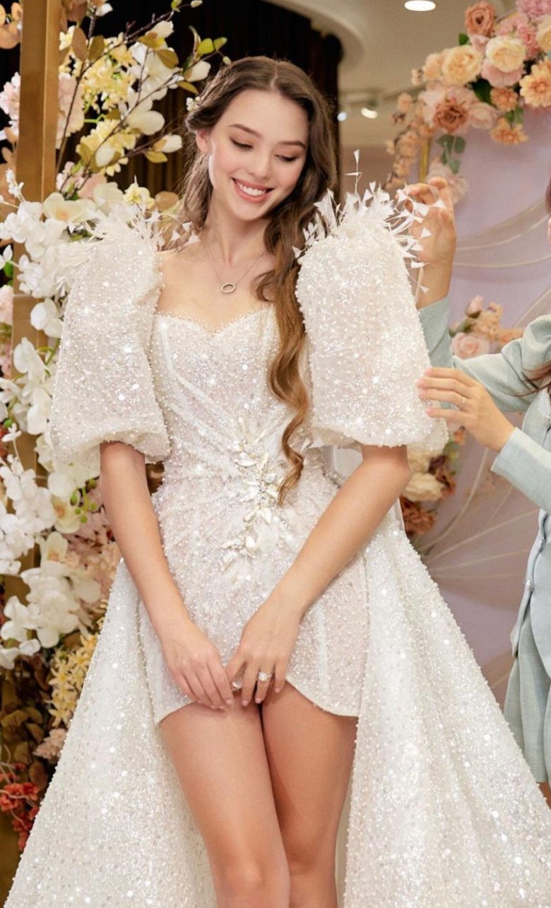 Cận cảnh váy cưới siêu ngắn khoe chân dài mướt mắt của bà xã Bùi Tiến Dũng - Ảnh 5. Cận cảnh váy cưới siêu ngắn khoe chân dài mướt mắt của bà xã Bùi Tiến Dũng - Ảnh 5.