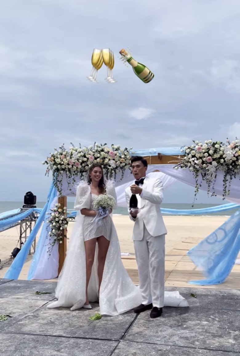 Cận cảnh váy cưới siêu ngắn khoe chân dài mướt mắt của bà xã Bùi Tiến Dũng - Ảnh 3. Cận cảnh váy cưới siêu ngắn khoe chân dài mướt mắt của bà xã Bùi Tiến Dũng - Ảnh 3.