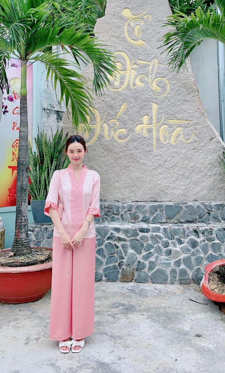 Cô giáo Midu diện đồ đi chùa, kín đáo mà vẫn đẹp lạ lùng - Ảnh 1. Cô giáo Midu diện đồ đi chùa, kín đáo mà vẫn đẹp lạ lùng - Ảnh 1.