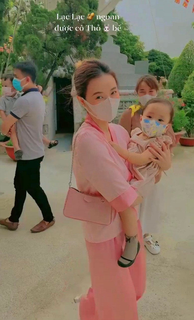 Cô giáo Midu diện đồ đi chùa, kín đáo mà vẫn đẹp lạ lùng - Ảnh 2. Cô giáo Midu diện đồ đi chùa, kín đáo mà vẫn đẹp lạ lùng - Ảnh 2.