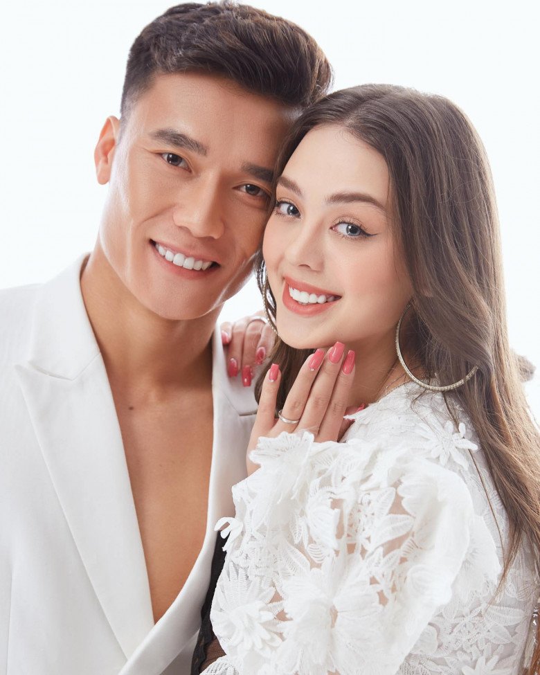 Cận cảnh váy cưới siêu ngắn khoe chân dài mướt mắt của bà xã Bùi Tiến Dũng - Ảnh 6. Cận cảnh váy cưới siêu ngắn khoe chân dài mướt mắt của bà xã Bùi Tiến Dũng - Ảnh 6.