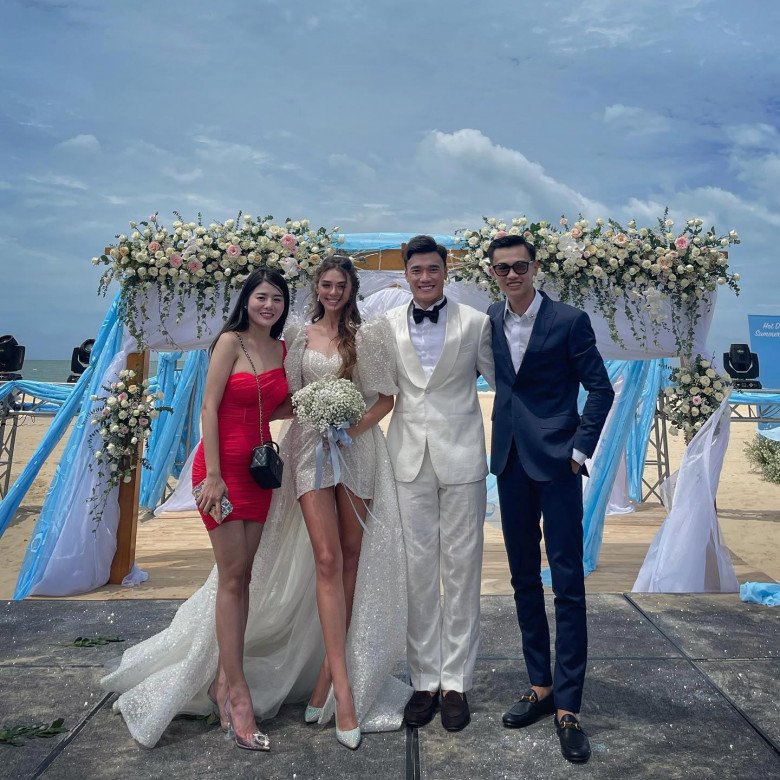 Cận cảnh váy cưới siêu ngắn khoe chân dài mướt mắt của bà xã Bùi Tiến Dũng - Ảnh 2. Cận cảnh váy cưới siêu ngắn khoe chân dài mướt mắt của bà xã Bùi Tiến Dũng - Ảnh 2.