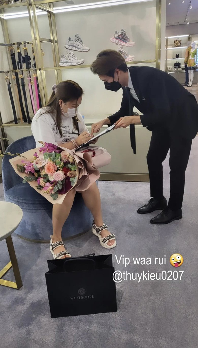 Người giúp việc nhà Ngọc Trinh giờ đổi đời, đi mua hàng hiệu ký set như đại gia - Ảnh 4. Người giúp việc nhà Ngọc Trinh giờ đổi đời, đi mua hàng hiệu ký set như đại gia - Ảnh 4.