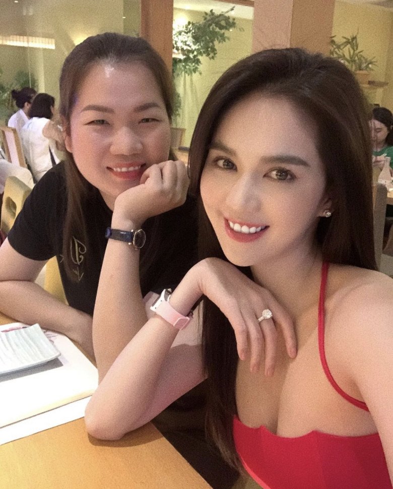 Người giúp việc nhà Ngọc Trinh giờ đổi đời, đi mua hàng hiệu ký set như đại gia - Ảnh 1. Người giúp việc nhà Ngọc Trinh giờ đổi đời, đi mua hàng hiệu ký set như đại gia - Ảnh 1.