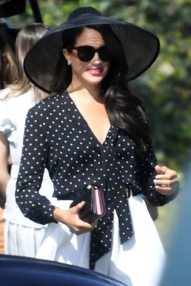 Không kín đáo như chị dâu, Meghan Markle mặc áo blouse cổ điển vẫn phóng khoáng, đáng để học theo! - Ảnh 2. Không kín đáo như chị dâu, Meghan Markle mặc áo blouse cổ điển vẫn phóng khoáng, đáng để học theo! - Ảnh 2.