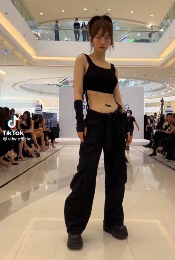 Lê Bống ăn mặc rõ xinh nhưng cứ chọn sai giày, phá cách chưa thấy chỉ thấy hỏng cả bộ đồ - Ảnh 5. Lê Bống ăn mặc rõ xinh nhưng cứ chọn sai giày, phá cách chưa thấy chỉ thấy hỏng cả bộ đồ - Ảnh 5.